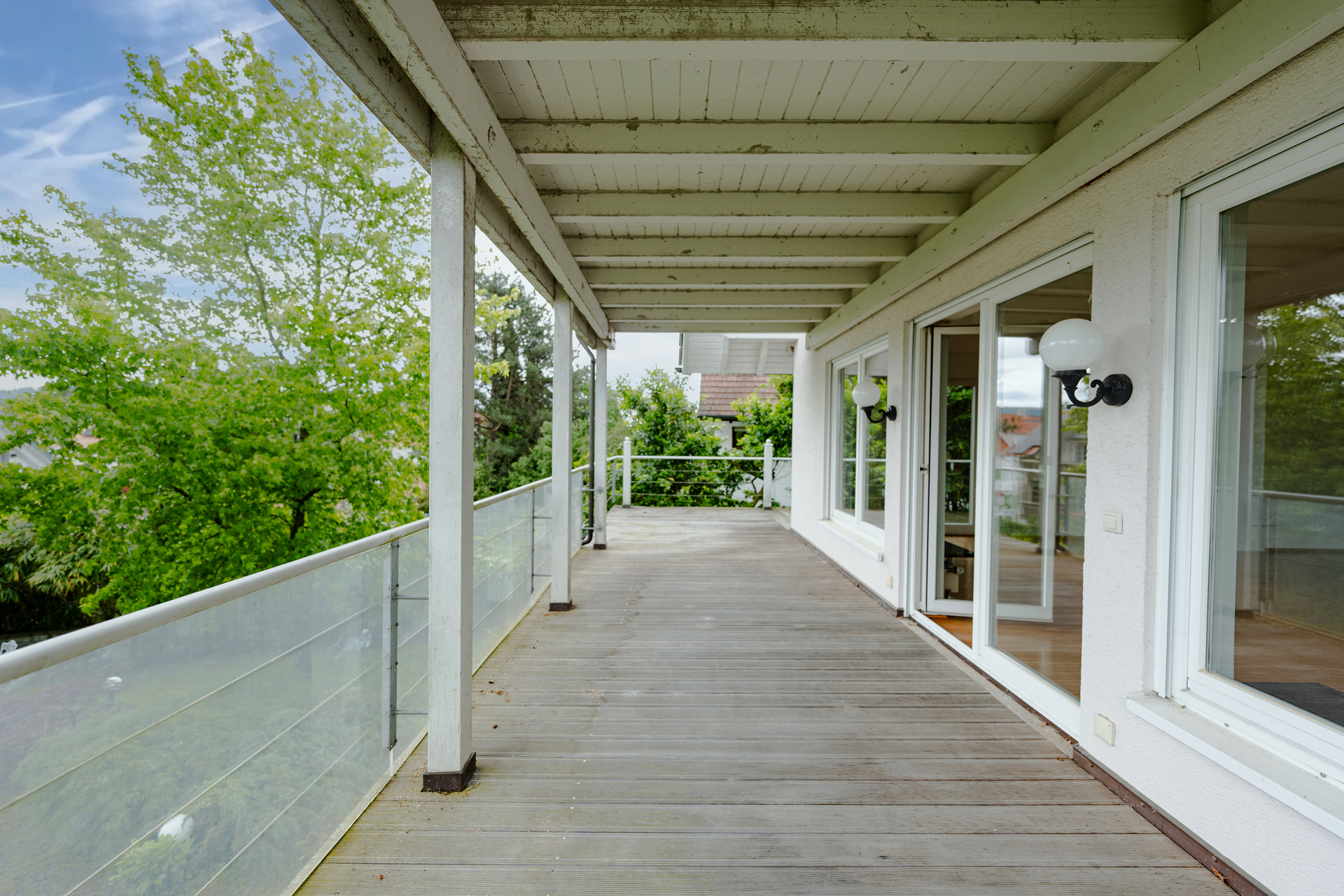 Ein Balkon im Erdgeschoss